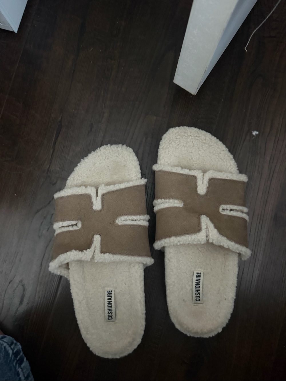 Cushionaire Brown Sherpa-Lined Slide Slippers